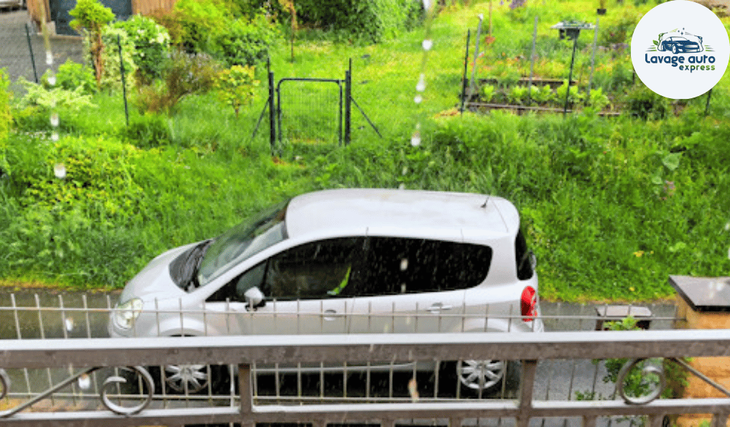 Laver sa voiture sous la pluie 